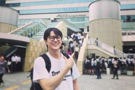 《福山雅治》卸下藝人光環的結果 根本是隨處可見的大學生啊... 《福山雅治》卸下藝人光環的結果 根本是隨處可見的大學生啊...