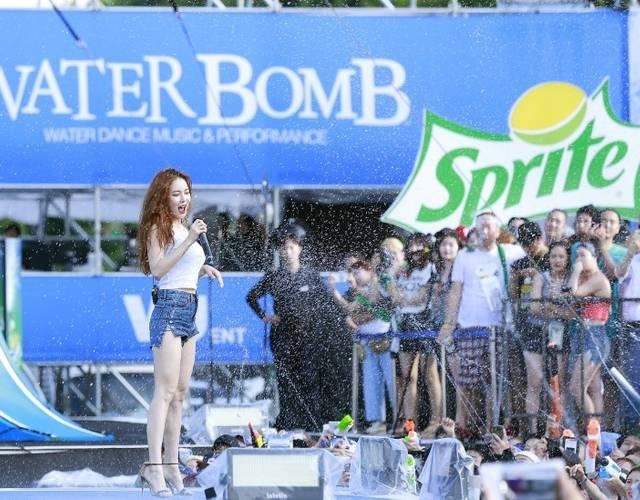 三寶請小心《違規穿越馬路的處罰》直接噴你一身濕看起還敢不敢偷跑ww 三寶請小心《違規穿越馬路的處罰》直接噴你一身濕看起還敢不敢偷跑ww