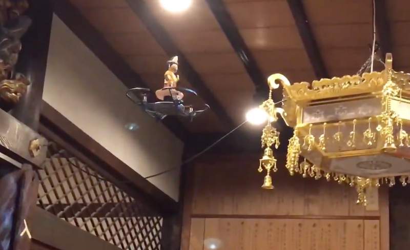 日本超狂法會出現《佛系無人機》搭配光影特效超酷炫,體驗舉頭三尺有神明……飛過的感覺w 日本超狂法會出現《佛系無人機》搭配光影特效超酷炫,體驗舉頭三尺有神明……飛過的感覺w