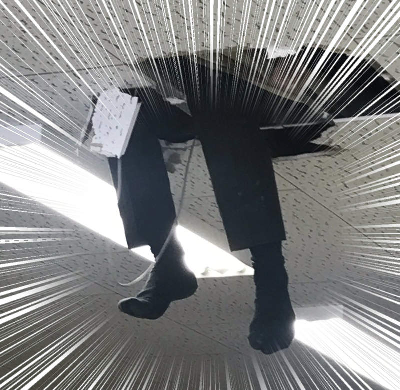 爆笑珍事件《突破天花板的雙腳》難道是來自未來降落失敗的時空旅行者?ww 爆笑珍事件《突破天花板的雙腳》難道是來自未來降落失敗的時空旅行者?ww