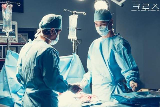 要殺人還是救人?《Cross》到底...手上的手術刀會不會成為殺人工具? 要殺人還是救人?《Cross》到底...手上的手術刀會不會成為殺人工具?