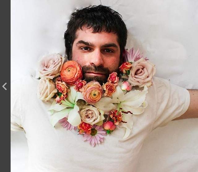 《花鬍子》男子氣概跟鮮豔花朵的對比有點萌