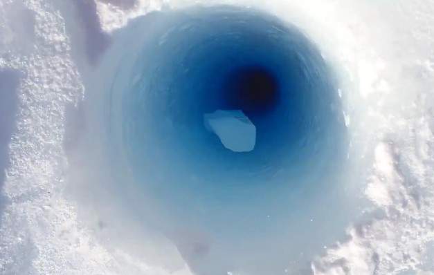 《把冰塊丟進90公尺冰洞》產生的聲音讓科學家樂呵呵笑了