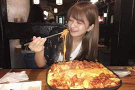《美食照修圖的結果》美味了桌上的料理卻意外犧牲了一旁的女兒ww 《美食照修圖的結果》美味了桌上的料理卻意外犧牲了一旁的女兒ww