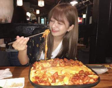 《美食照修圖的結果》美味了桌上的料理卻意外犧牲了一旁的女兒ww 《美食照修圖的結果》美味了桌上的料理卻意外犧牲了一旁的女兒ww