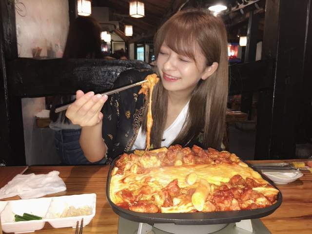 《美食照修圖的結果》美味了桌上的料理卻意外犧牲了一旁的女兒ww 《美食照修圖的結果》美味了桌上的料理卻意外犧牲了一旁的女兒ww