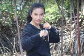 《印尼美女格鬥家》Chintya Candranaya用腳把鐵管踢彎這有點猛 《印尼美女格鬥家》Chintya Candranaya用腳把鐵管踢彎這有點猛