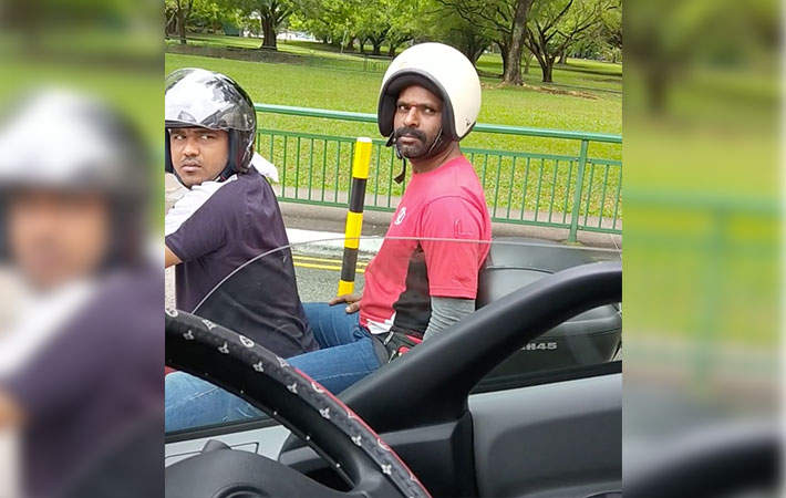 《少女心大叔》發現安全帽戴反了的動作好萌好可愛 《少女心大叔》發現安全帽戴反了的動作好萌好可愛