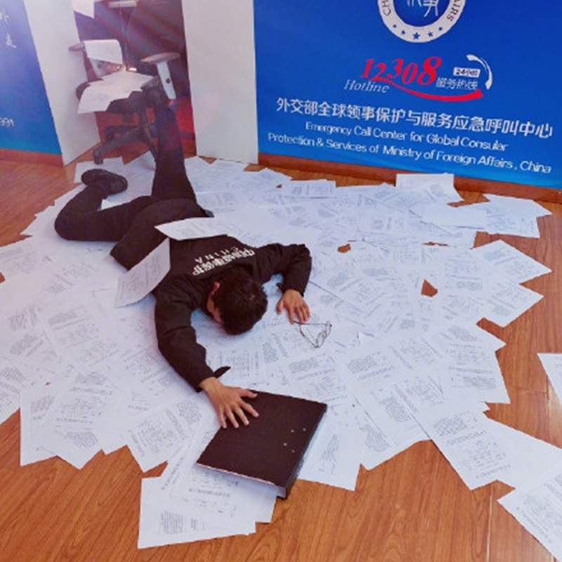 社群話題《炫富挑戰》之職業猜謎 軍警花式摔法有厲害到w 社群話題《炫富挑戰》之職業猜謎 軍警花式摔法有厲害到w