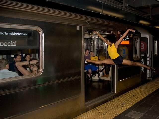 生活趣事 趕著上電車《上車的卻只有水》這也算是有趣的珍奇景了吧XD 生活趣事 趕著上電車《上車的卻只有水》這也算是有趣的珍奇景了吧XD