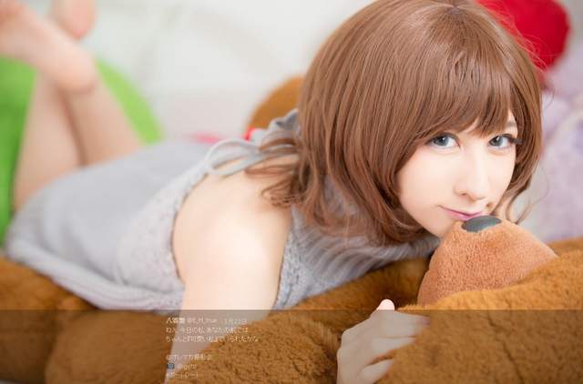 《殺死童貞的毛衣》混血正妹的白皙美背真是棒 《殺死童貞的毛衣》混血正妹的白皙美背真是棒