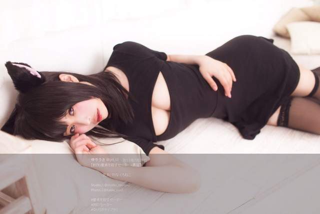 《黑貓開胸衣》開口這麼大不用擔心側躺掉出來嗎 《黑貓開胸衣》開口這麼大不用擔心側躺掉出來嗎