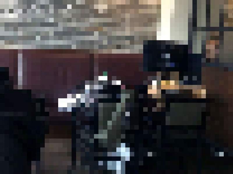 這顧客太狂《把整組電腦搬到咖啡廳》直接把店家當自己家欸... 這顧客太狂《把整組電腦搬到咖啡廳》直接把店家當自己家欸...