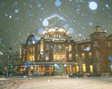 《日本東京大雪讓東京車站好像歐洲車站》大家很守規矩的排隊拍照留念 《日本東京大雪讓東京車站好像歐洲車站》大家很守規矩的排隊拍照留念