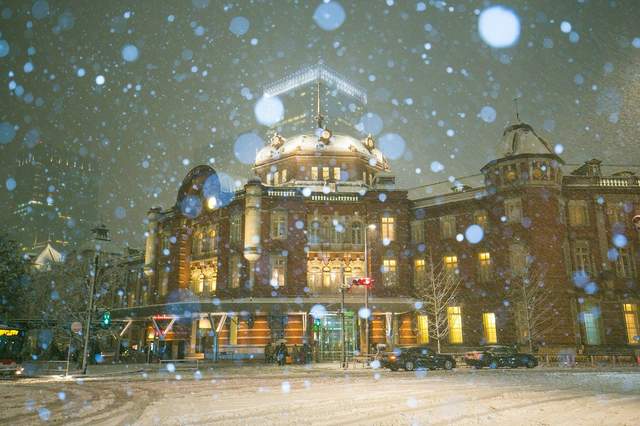 《日本東京大雪讓東京車站好像歐洲車站》大家很守規矩的排隊拍照留念