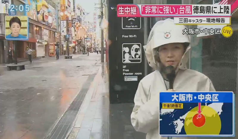 《日本颱風報導》記者很會演?路人沒事記者快要被吹翻…… 《日本颱風報導》記者很會演?路人沒事記者快要被吹翻……