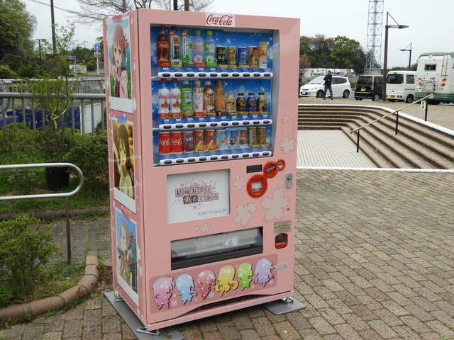 香川觀音寺市《結城友奈是勇者自動販賣機》許多動漫迷為了一睹販賣機風采跑來朝聖