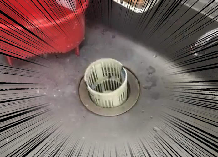 《超猥褻排水口》颱風受害的排水管竟然出現情趣玩具般的效果ww 《超猥褻排水口》颱風受害的排水管竟然出現情趣玩具般的效果ww