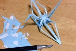 推主摺紙時留下摺痕作出《鏤空紙鶴》看到成品後推友們開始繳作業啦 推主摺紙時留下摺痕作出《鏤空紙鶴》看到成品後推友們開始繳作業啦