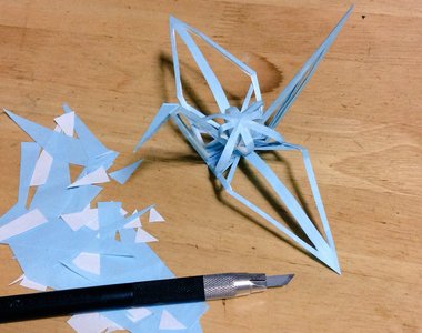 推主摺紙時留下摺痕作出《鏤空紙鶴》看到成品後推友們開始繳作業啦 推主摺紙時留下摺痕作出《鏤空紙鶴》看到成品後推友們開始繳作業啦
