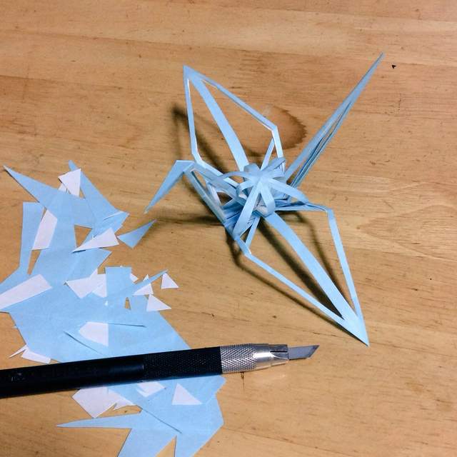 推主摺紙時留下摺痕作出《鏤空紙鶴》看到成品後推友們開始繳作業啦 推主摺紙時留下摺痕作出《鏤空紙鶴》看到成品後推友們開始繳作業啦