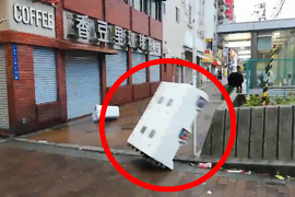 日本強颱奇景《颱風天的倒楣扭蛋機》撞桿子又撞車的... 日本強颱奇景《颱風天的倒楣扭蛋機》撞桿子又撞車的...