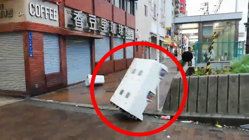 日本強颱奇景《颱風天的倒楣扭蛋機》撞桿子又撞車的... 日本強颱奇景《颱風天的倒楣扭蛋機》撞桿子又撞車的...