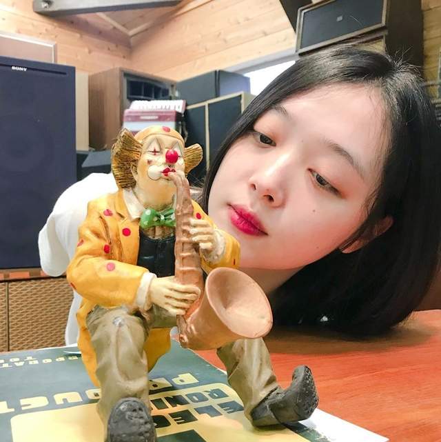 人紅是非多《雪莉照片又引發爭議》網友驚恐：這地方你不能坐阿...