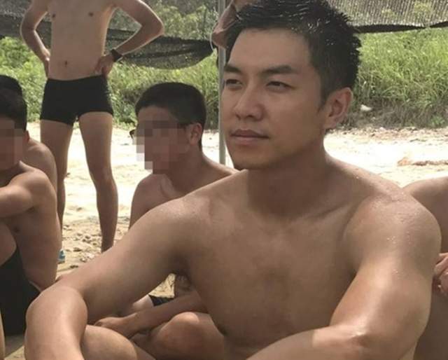 永遠都在提當年勇《曾經當過兵的男人》起手式就是三個字