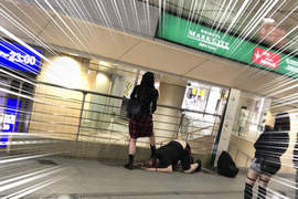 日本街頭驚見《下跪被踩的外國人》遠從紐約來只求被日女踩的M男 日本街頭驚見《下跪被踩的外國人》遠從紐約來只求被日女踩的M男