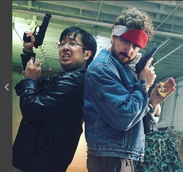 《耍帥裝子彈》開槍要是不玩酷一下妹子怎麼會喜歡XD 《耍帥裝子彈》開槍要是不玩酷一下妹子怎麼會喜歡XD