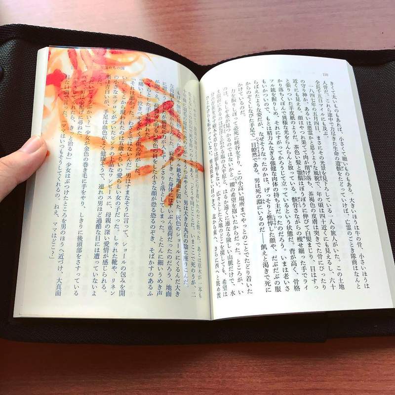 看書也能消暑《透明金魚書籤》有如金魚優游字裡行間的浪漫設計 看書也能消暑《透明金魚書籤》有如金魚優游字裡行間的浪漫設計