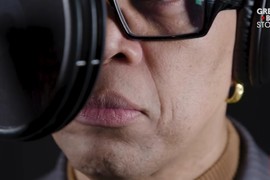 哪種人「一接電話」所有人都行注目禮?超級重低音炮配音員就是他 哪種人「一接電話」所有人都行注目禮?超級重低音炮配音員就是他