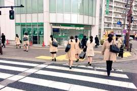 《日本求職季奇景》就快連包包都一樣的撞衫率引發網友熱論... 《日本求職季奇景》就快連包包都一樣的撞衫率引發網友熱論...