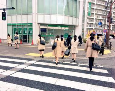 《日本求職季奇景》就快連包包都一樣的撞衫率引發網友熱論... 《日本求職季奇景》就快連包包都一樣的撞衫率引發網友熱論...