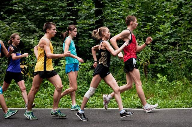 走路很快的人碰到「走路只有我90%快的人」要超?還是不要超? 走路很快的人碰到「走路只有我90%快的人」要超?還是不要超?