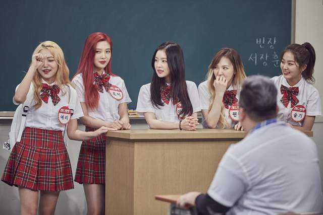 《混血兒煩惱要不要去學校上課》對於從未與人群接觸過的她來說hen緊張...