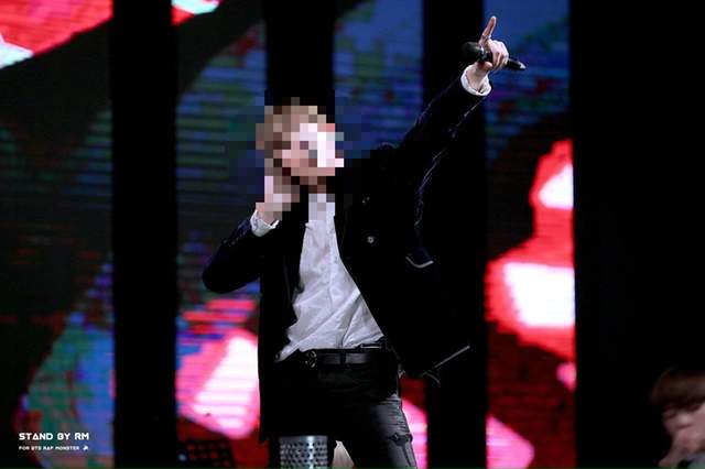 男偶像穿《丁字褲》上台表演？眼尖網友發現真相其實是......