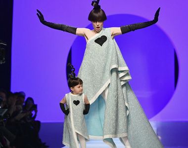 《超模Coco Rocha帶女兒走T台》女兒想學媽媽但扭得好辛苦w 《超模Coco Rocha帶女兒走T台》女兒想學媽媽但扭得好辛苦w