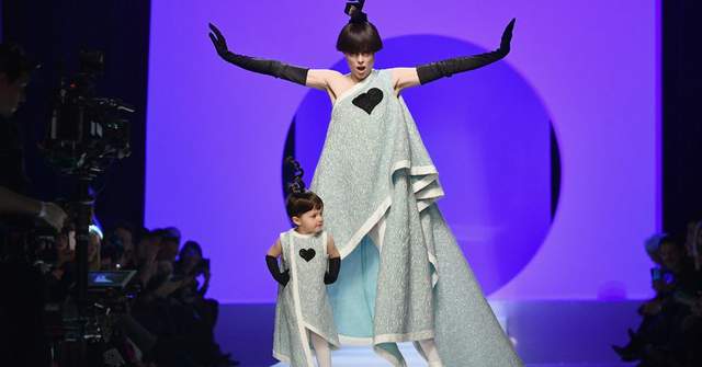 《超模Coco Rocha帶女兒走T台》女兒想學媽媽但扭得好辛苦w 《超模Coco Rocha帶女兒走T台》女兒想學媽媽但扭得好辛苦w