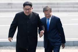 南北韓和解《金正恩與文在寅握手畫面》網友覺得:腐腐的♥ 南北韓和解《金正恩與文在寅握手畫面》網友覺得:腐腐的♥