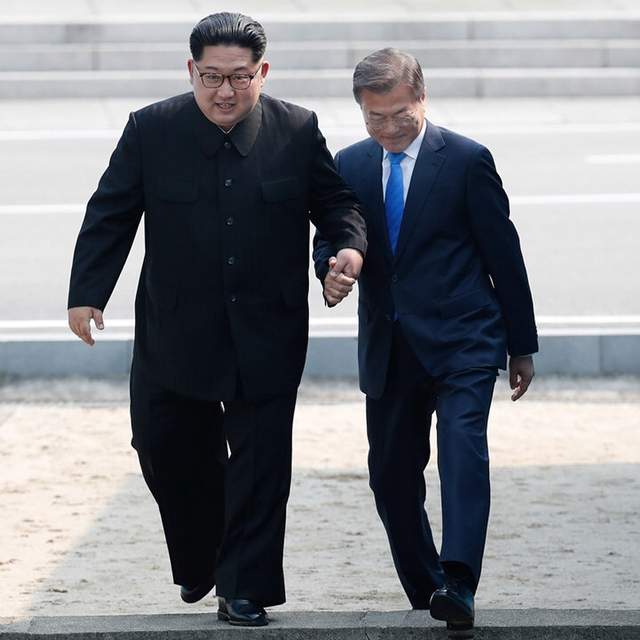 南北韓和解《金正恩與文在寅握手畫面》網友覺得：腐腐的♥