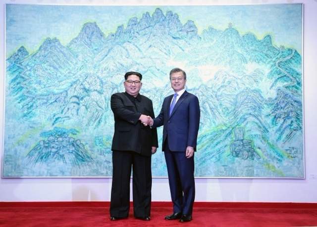 南北韓和解《金正恩與文在寅握手畫面》網友覺得:腐腐的♥ - 圖片2 南北韓和解《金正恩與文在寅握手畫面》網友覺得:腐腐的♥ - 圖片2