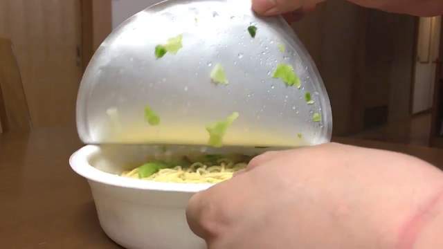 日清泡麵惡搞《拍拍車保護小貓》廣告變成《拍拍蓋保護高麗菜》要一起愛護高麗菜喔XD 日清泡麵惡搞《拍拍車保護小貓》廣告變成《拍拍蓋保護高麗菜》要一起愛護高麗菜喔XD