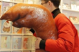 美食抱枕無極限《超擬真紅燒豬蹄膀抱枕》好油膩www想配碗白飯 美食抱枕無極限《超擬真紅燒豬蹄膀抱枕》好油膩www想配碗白飯