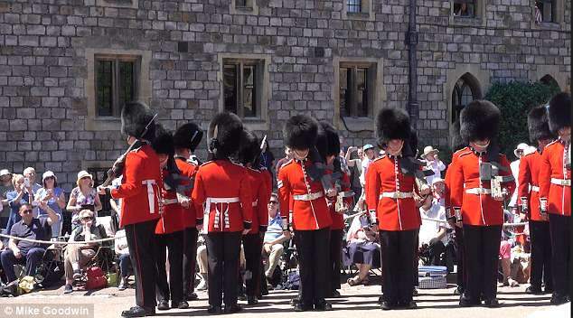 溫莎城堡《衛兵交接凸槌》一個錯大家都會跟著錯（憋笑）