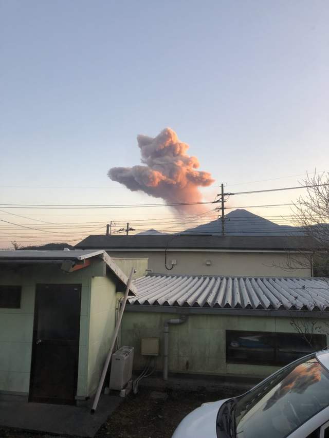 霧島山新燃岳火山爆發《噴出的煙霧看起來像隻貓》網友們發揮各種想像力塗鴉起來啦 - 圖片2