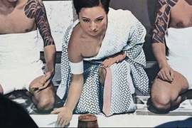 《日本賭場法案》外國觀光客不想玩老套遊戲?當然要看和服正妹露肩啊…… 《日本賭場法案》外國觀光客不想玩老套遊戲?當然要看和服正妹露肩啊……