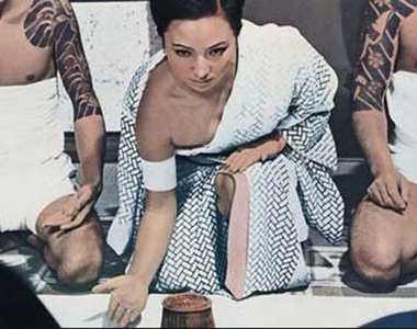 《日本賭場法案》外國觀光客不想玩老套遊戲?當然要看和服正妹露肩啊…… 《日本賭場法案》外國觀光客不想玩老套遊戲?當然要看和服正妹露肩啊……