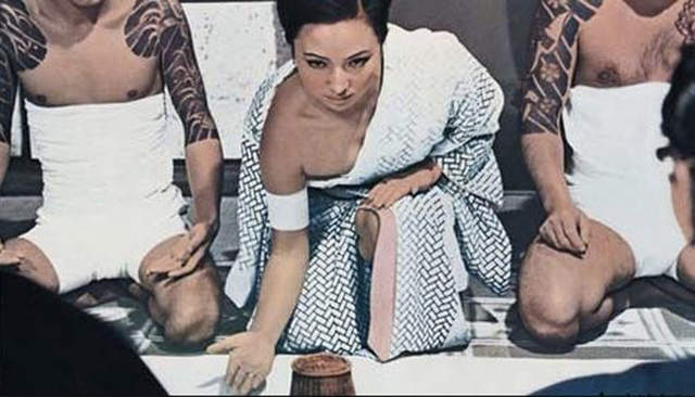 《日本賭場法案》外國觀光客不想玩老套遊戲?當然要看和服正妹露肩啊…… 《日本賭場法案》外國觀光客不想玩老套遊戲?當然要看和服正妹露肩啊……